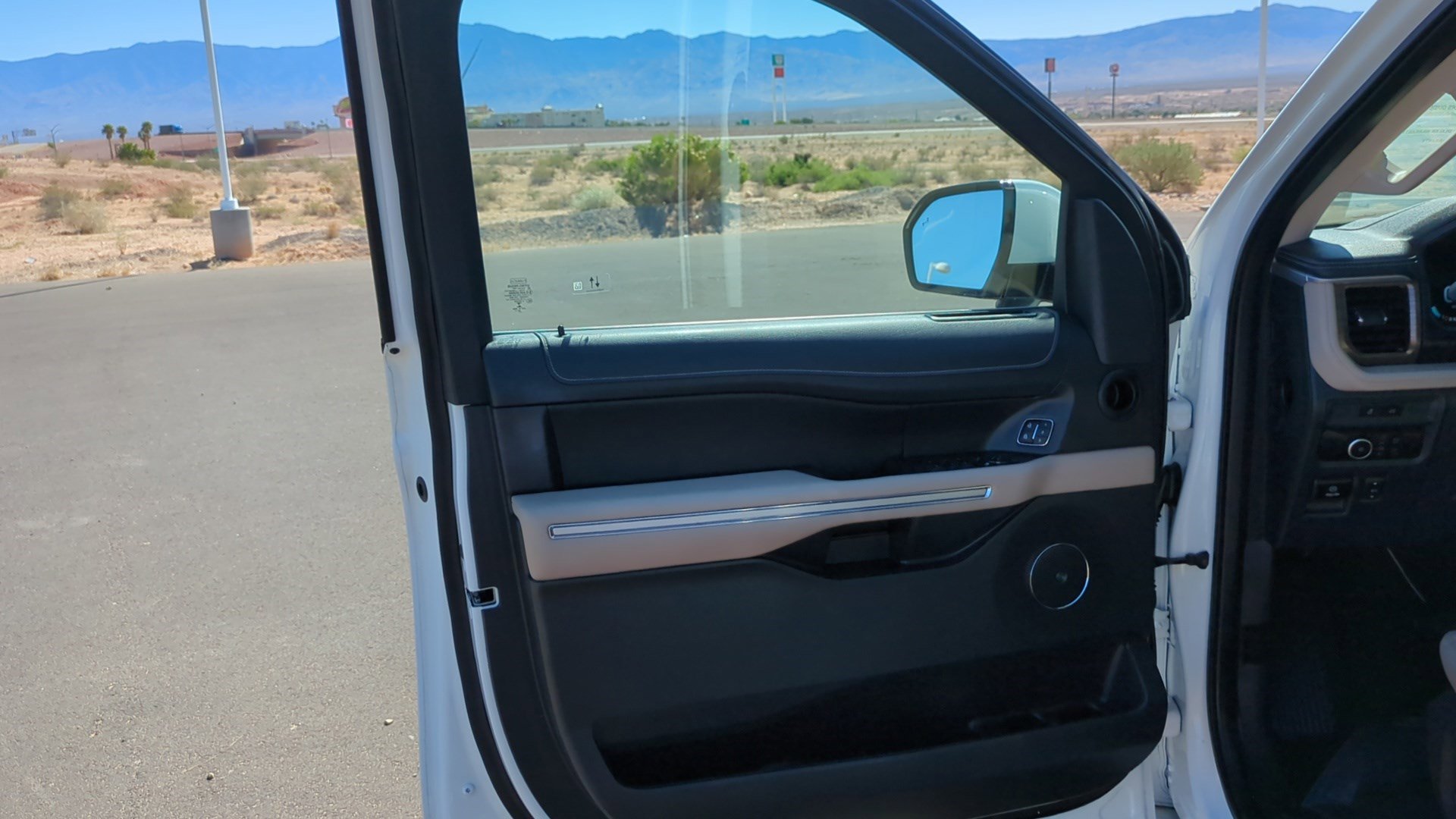 Used 2022 Ford Expedition Max Limited image 12