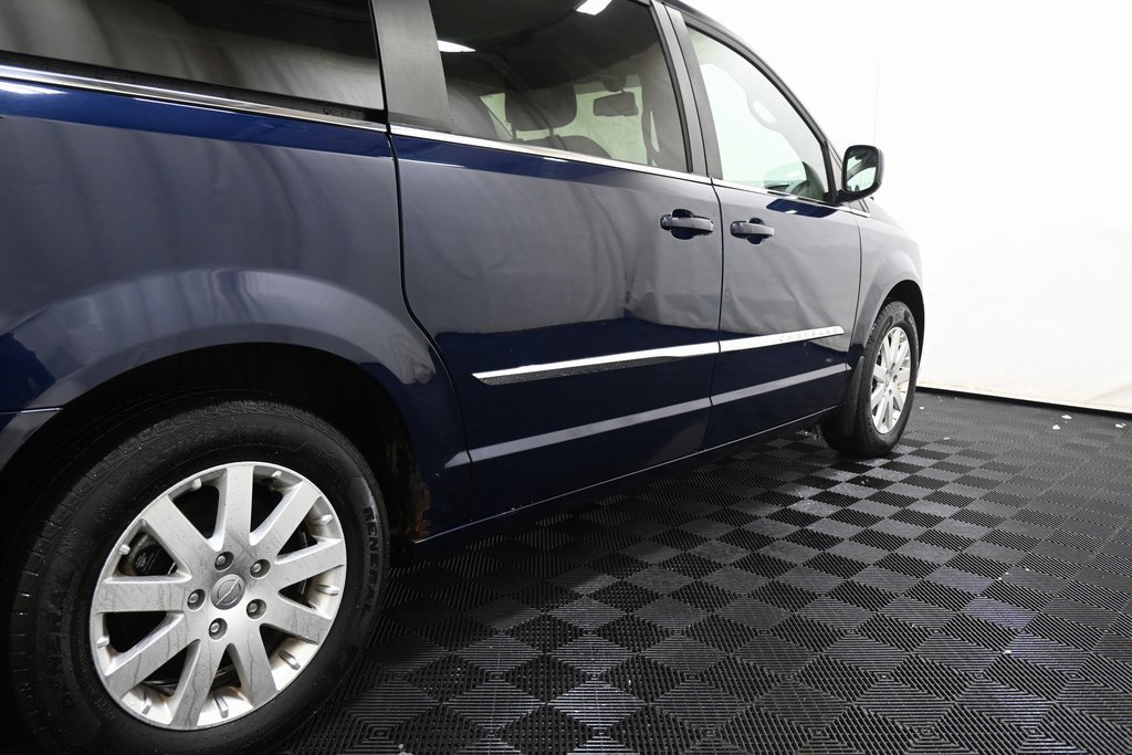 Used 2013 Chrysler Town & Country Touring image 16