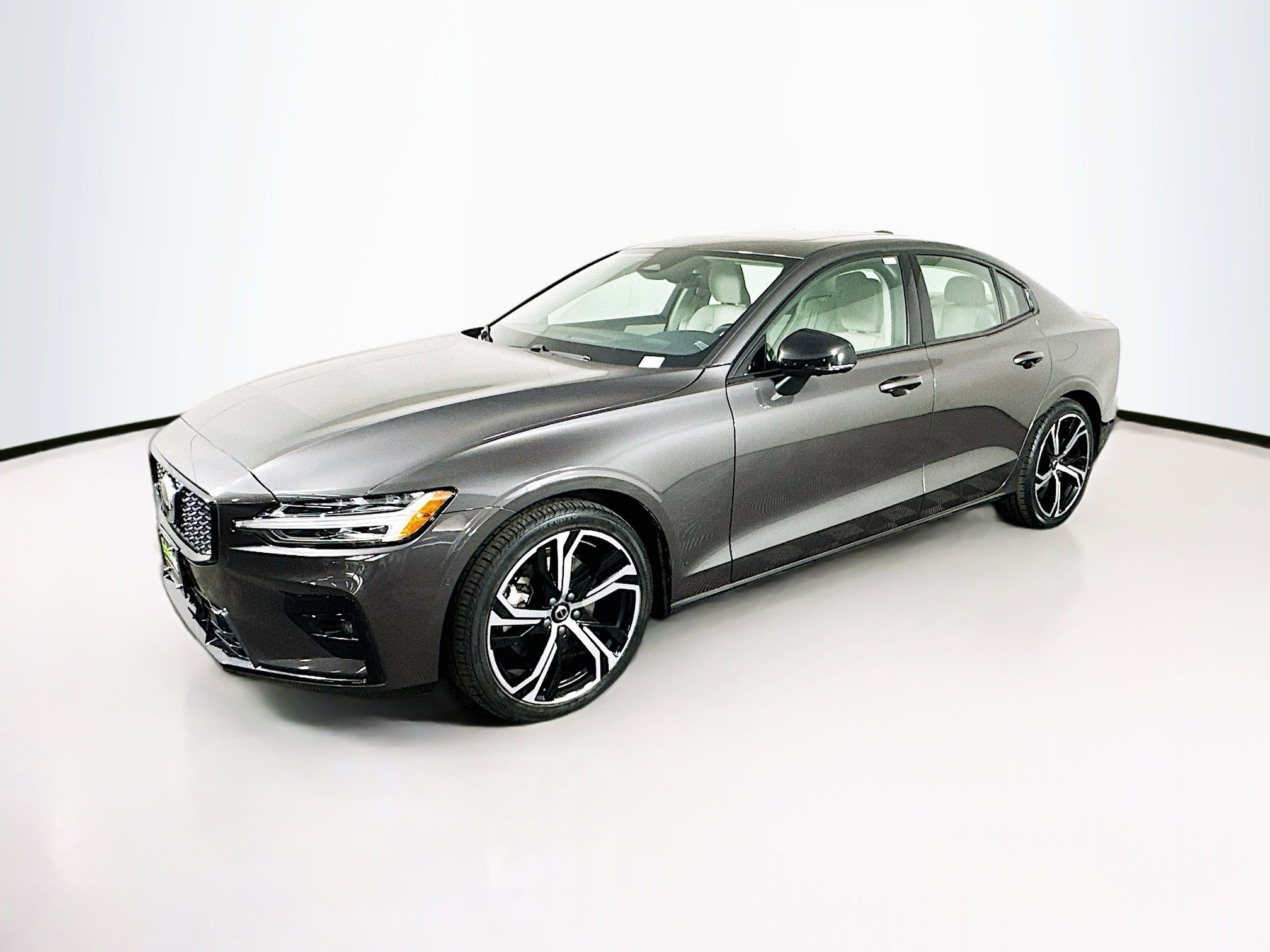 Used 2024 Volvo S60 B5 Plus image 3