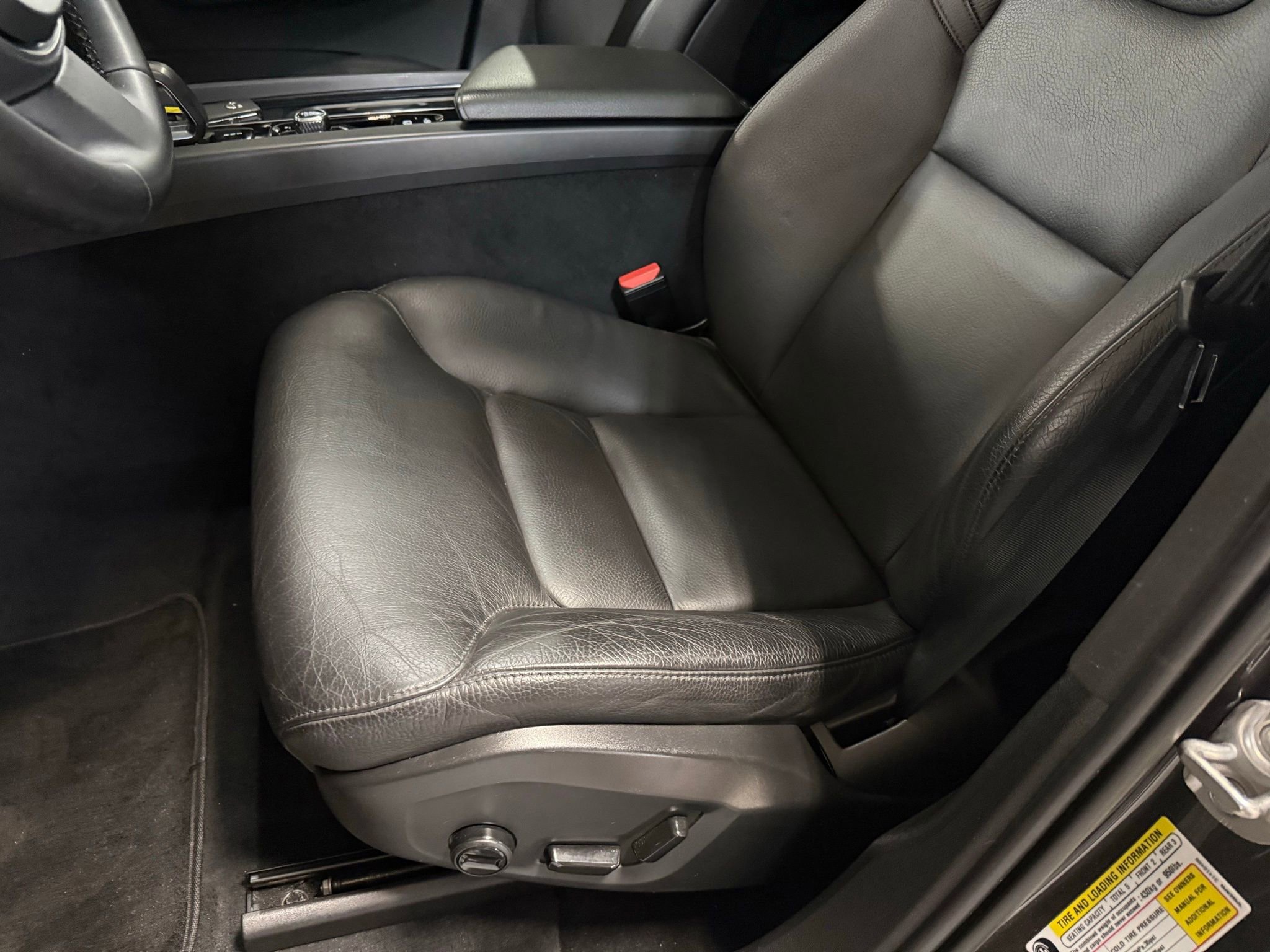 Used 2022 Volvo XC60 B5 Momentum w/ Climate Package image 37