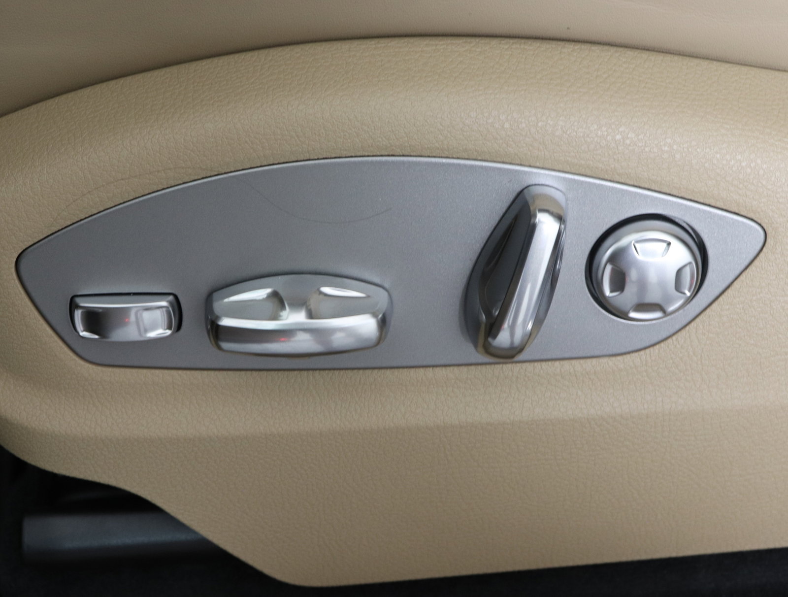 Used 2025 Porsche Macan image 23