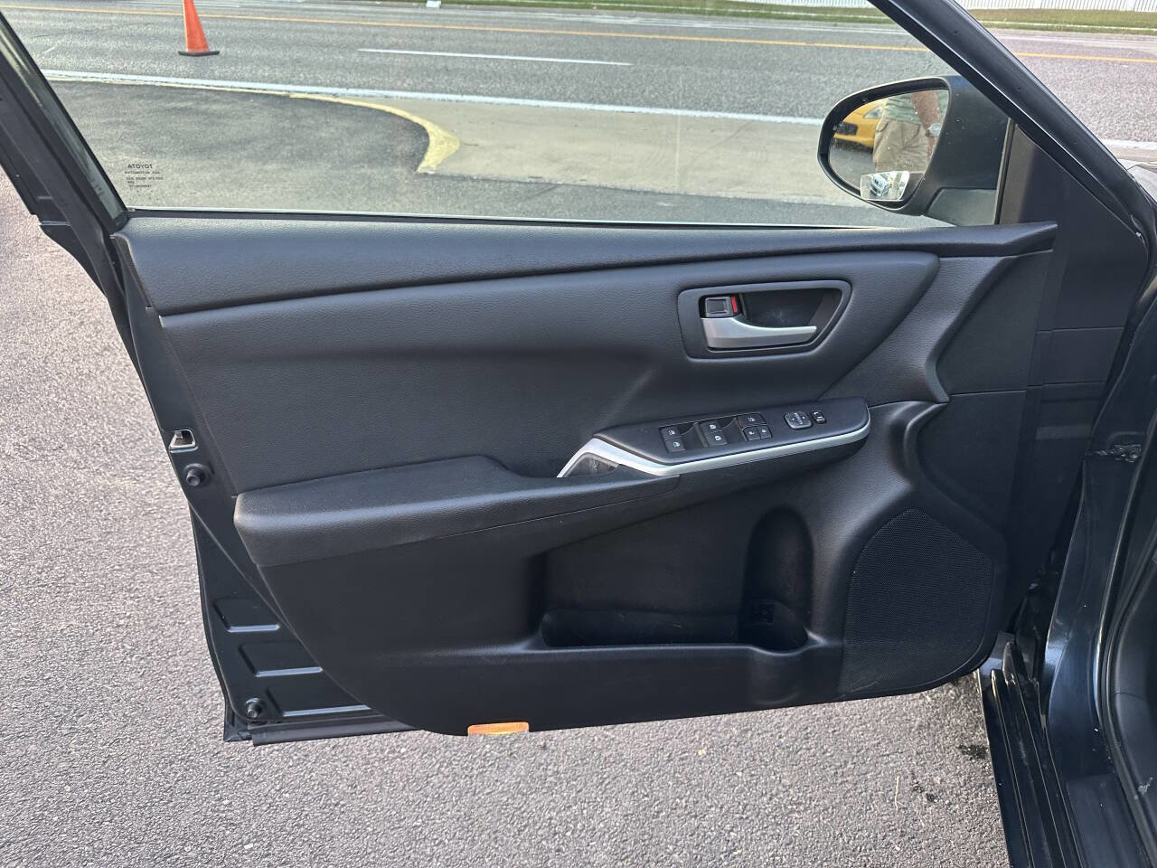 Used 2015 Toyota Camry SE image 19