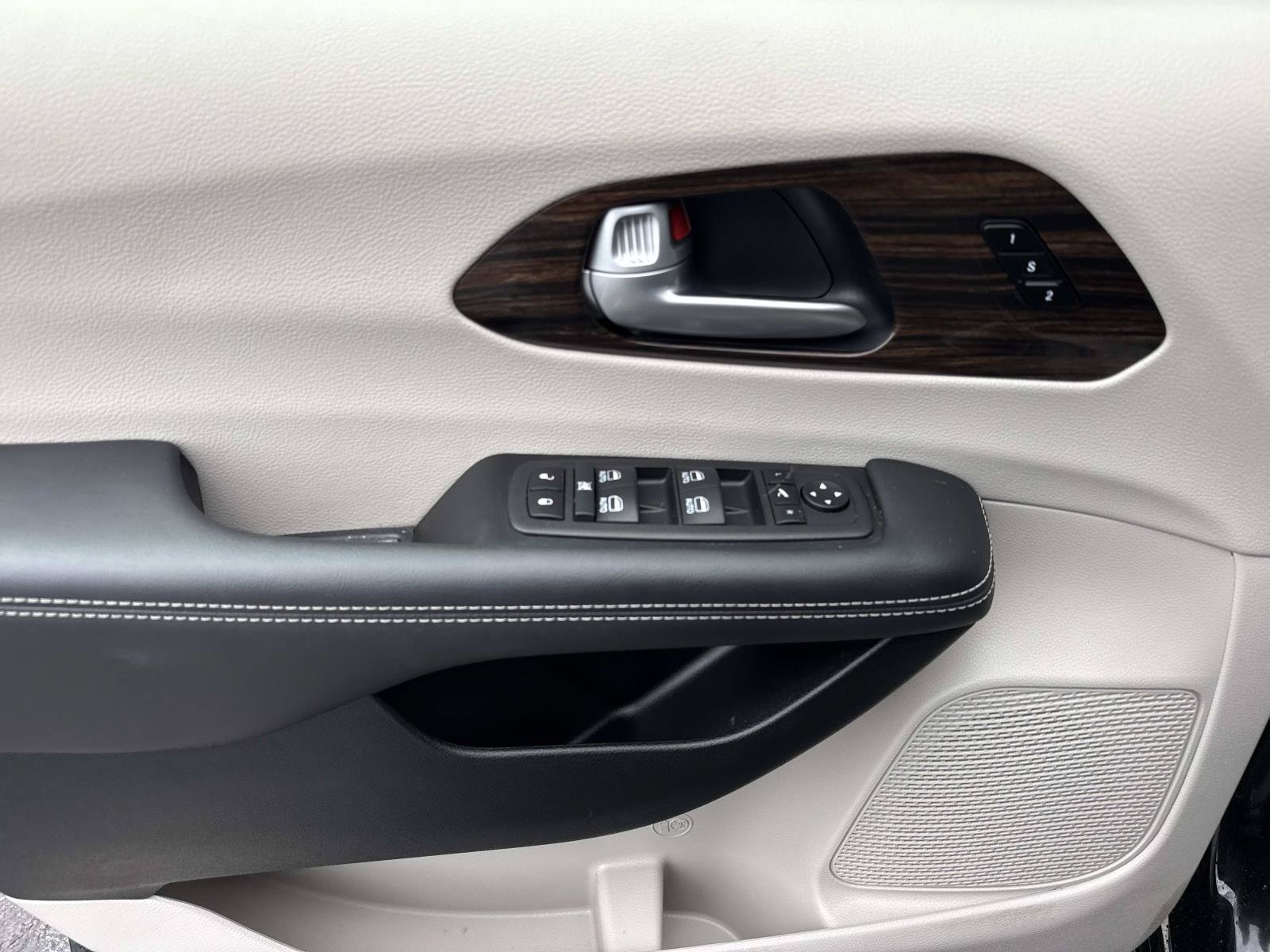 Used 2024 Chrysler Pacifica Limited FWD image 18