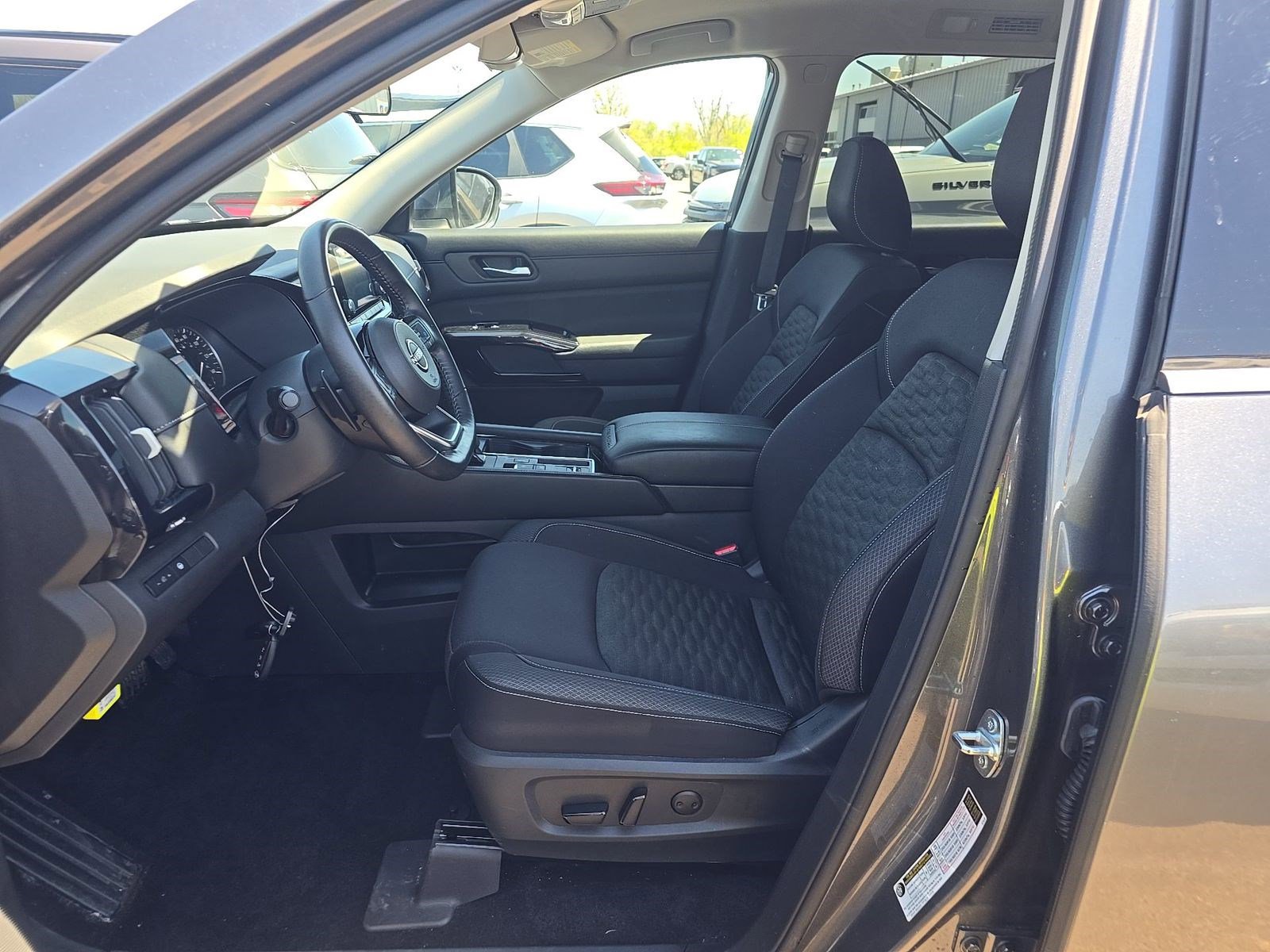 Used 2022 Nissan Pathfinder SV FWD image 11