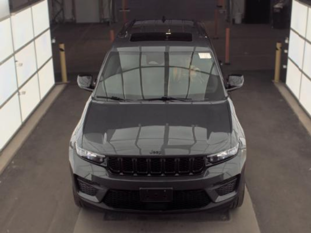 Used 2022 Jeep Grand Cherokee Altitude AWD/4WD image 2