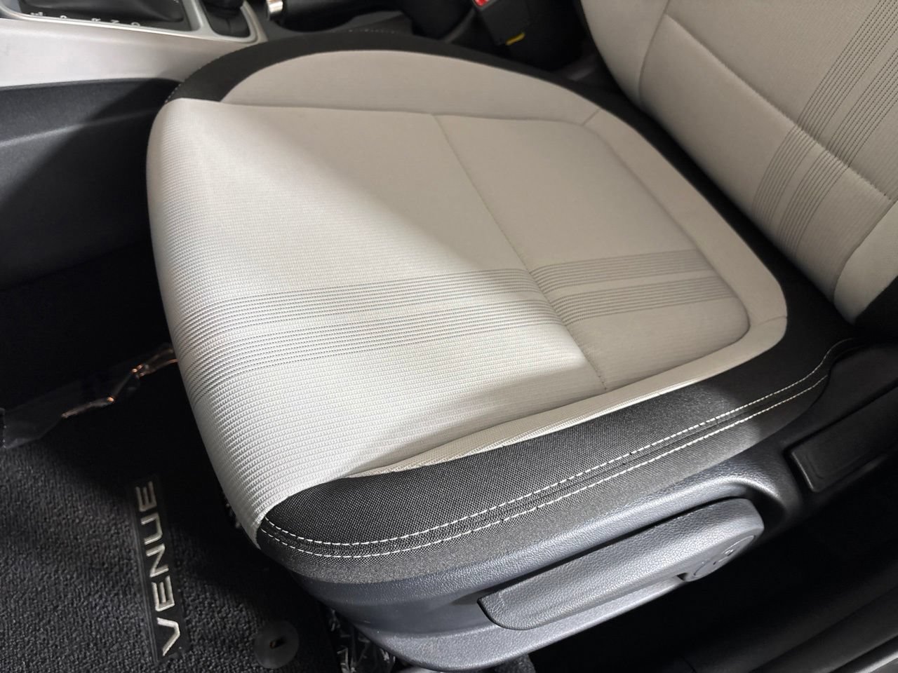 Used 2025 Hyundai Venue SEL FWD image 15