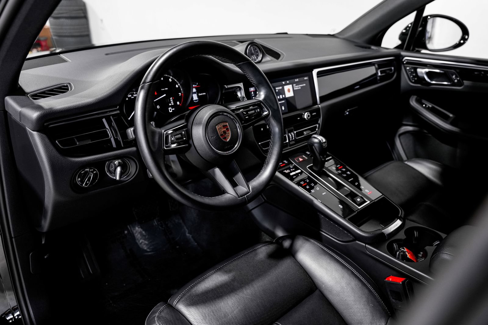 Used 2024 Porsche Macan AWD/4WD image 16