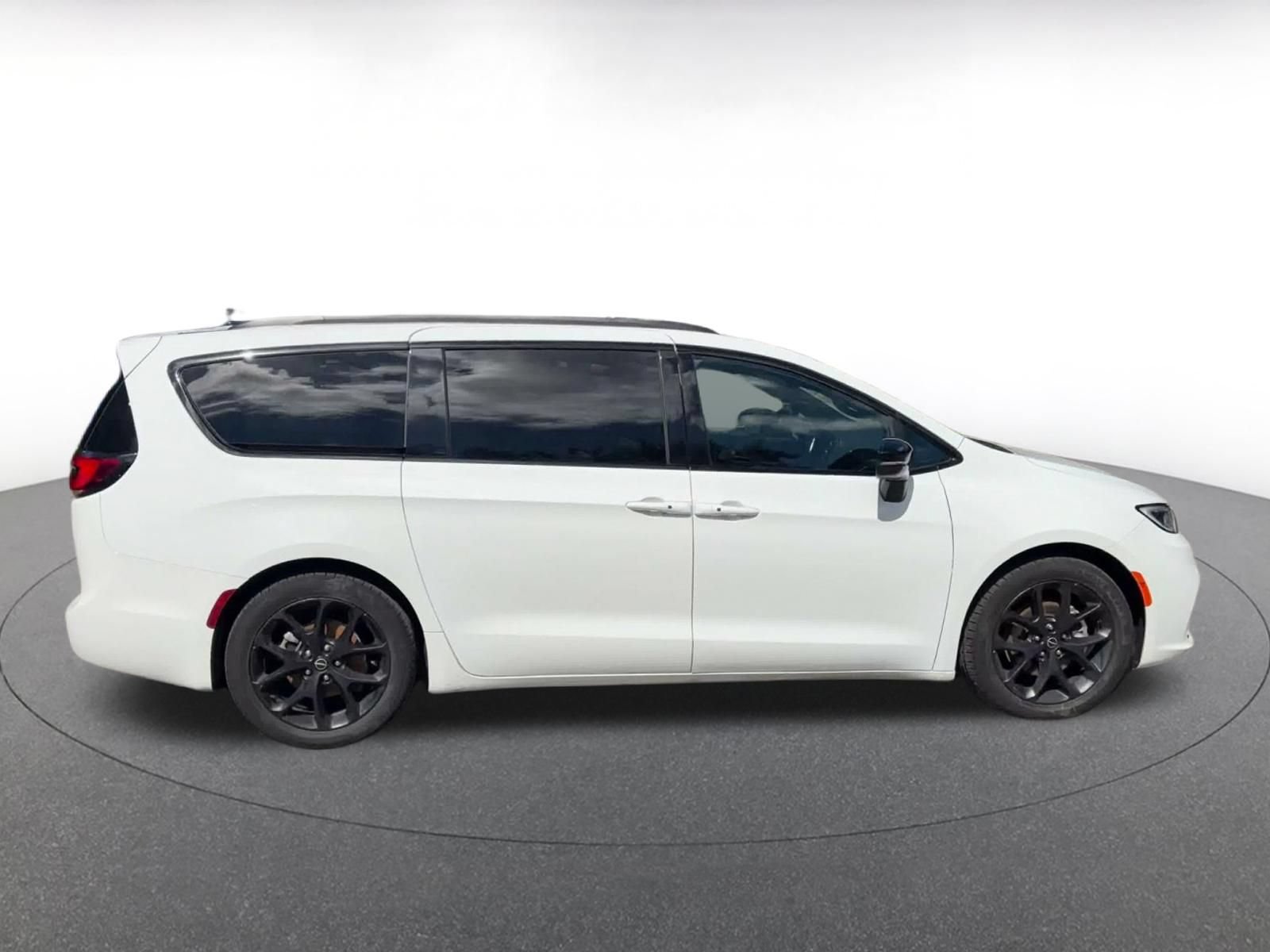 Used 2025 Chrysler Pacifica Limited FWD image 13