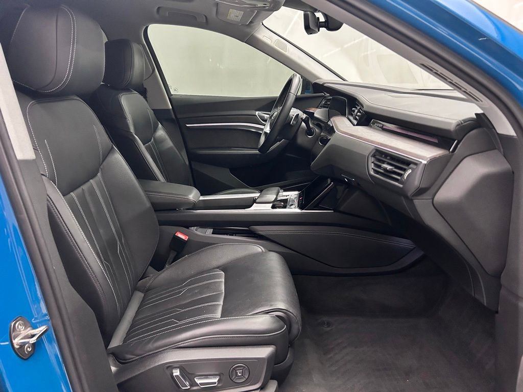 Used 2019 Audi e-tron Prestige w/ Prestige Package AWD/4WD image 17