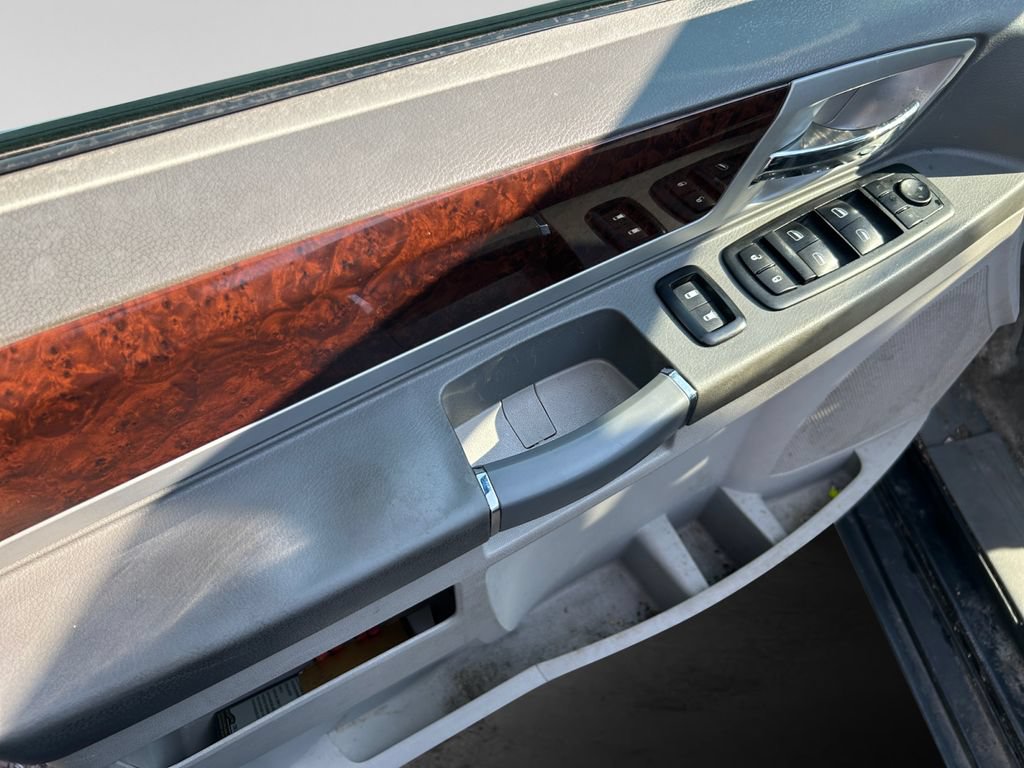 Used 2010 Chrysler Town & Country Touring FWD image 18