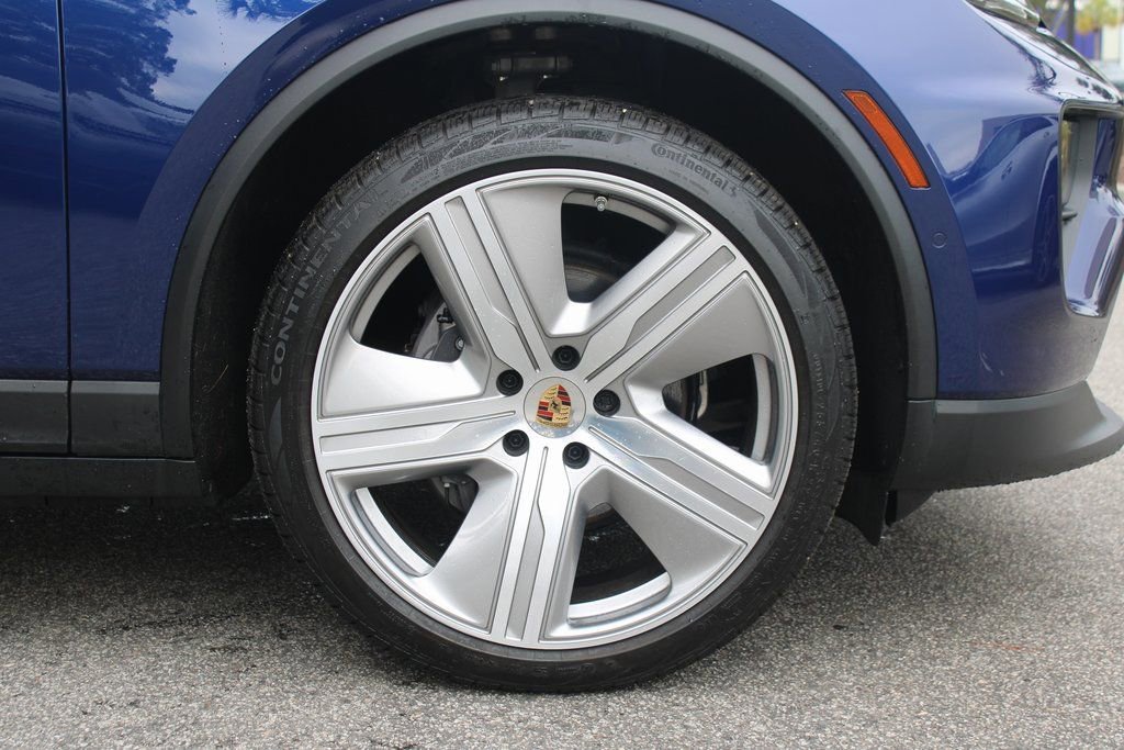 Certified 2024 Porsche Macan 4 Electric image 15