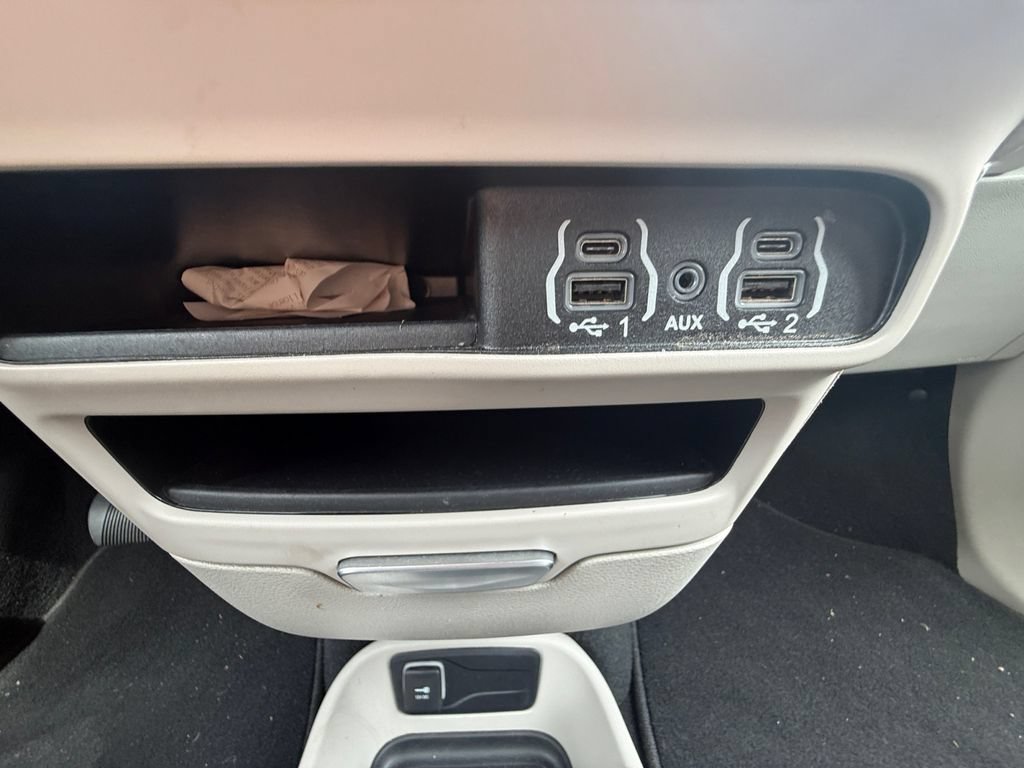 Used 2024 Chrysler Pacifica Touring-L FWD image 33