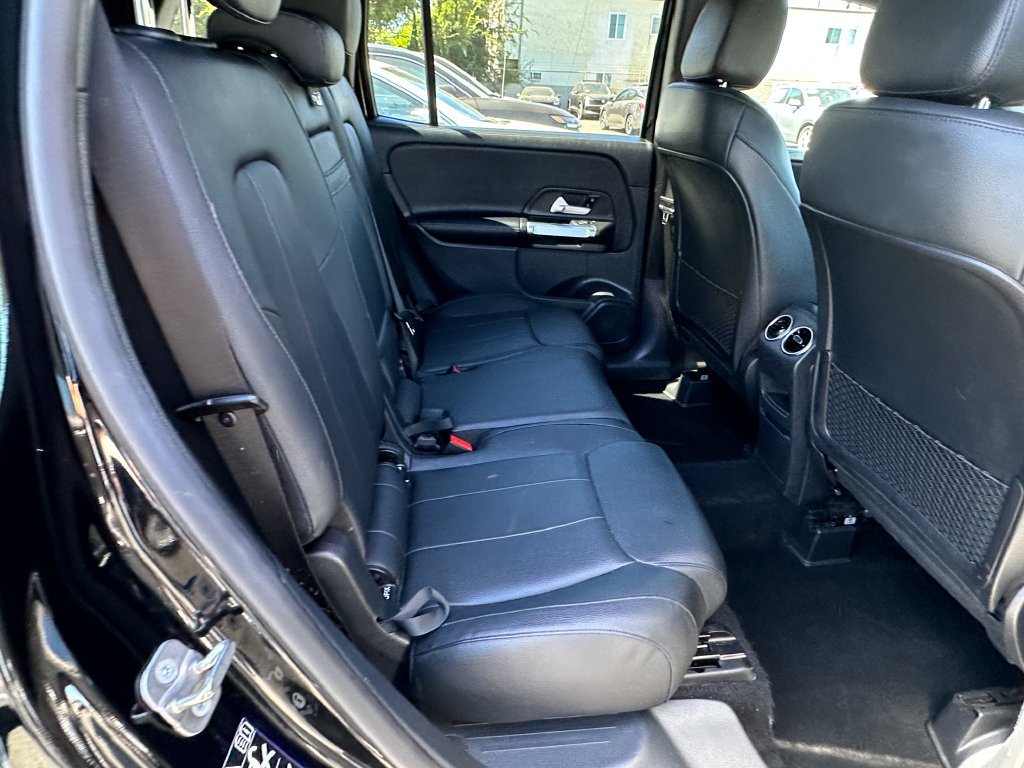 Used 2023 Mercedes-Benz GLB 250 4MATIC w/ Premium Package image 17