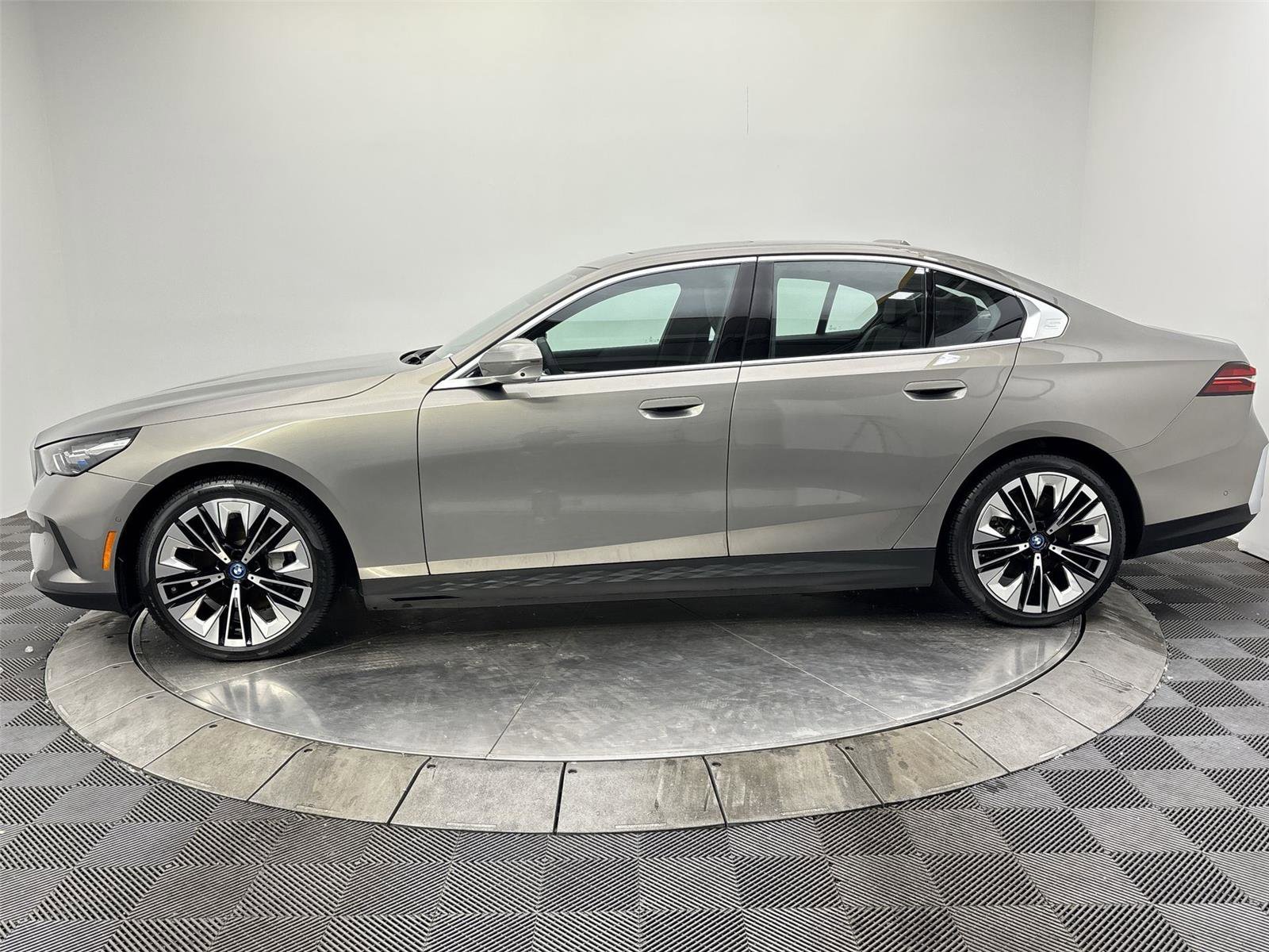 Certified 2024 BMW i5 eDrive40i w/ Premium Package RWD image 16