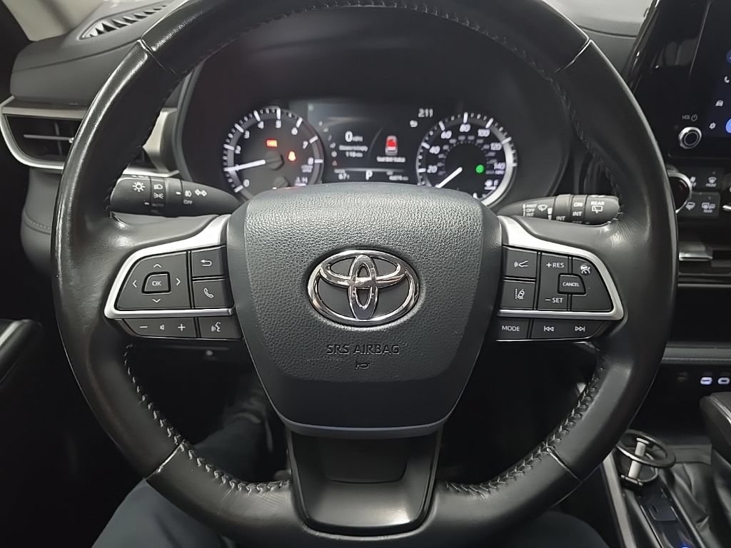 Used 2023 Toyota Highlander LE AWD/4WD image 18
