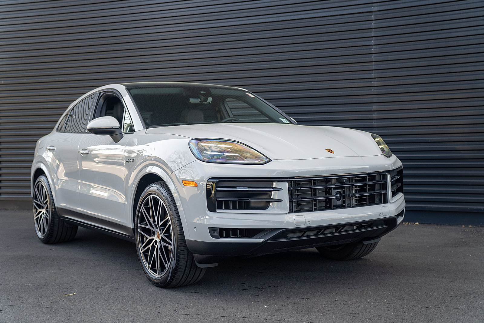 Certified 2025 Porsche Cayenne E-Hybrid Coupe AWD/4WD image 27