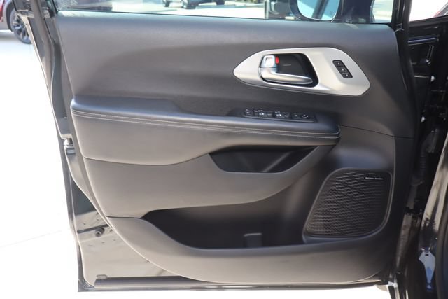 Used 2019 Chrysler Pacifica Limited FWD image 30