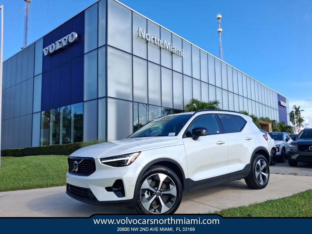 Used 2026 Volvo XC40 B5 Plus AWD/4WD image 1