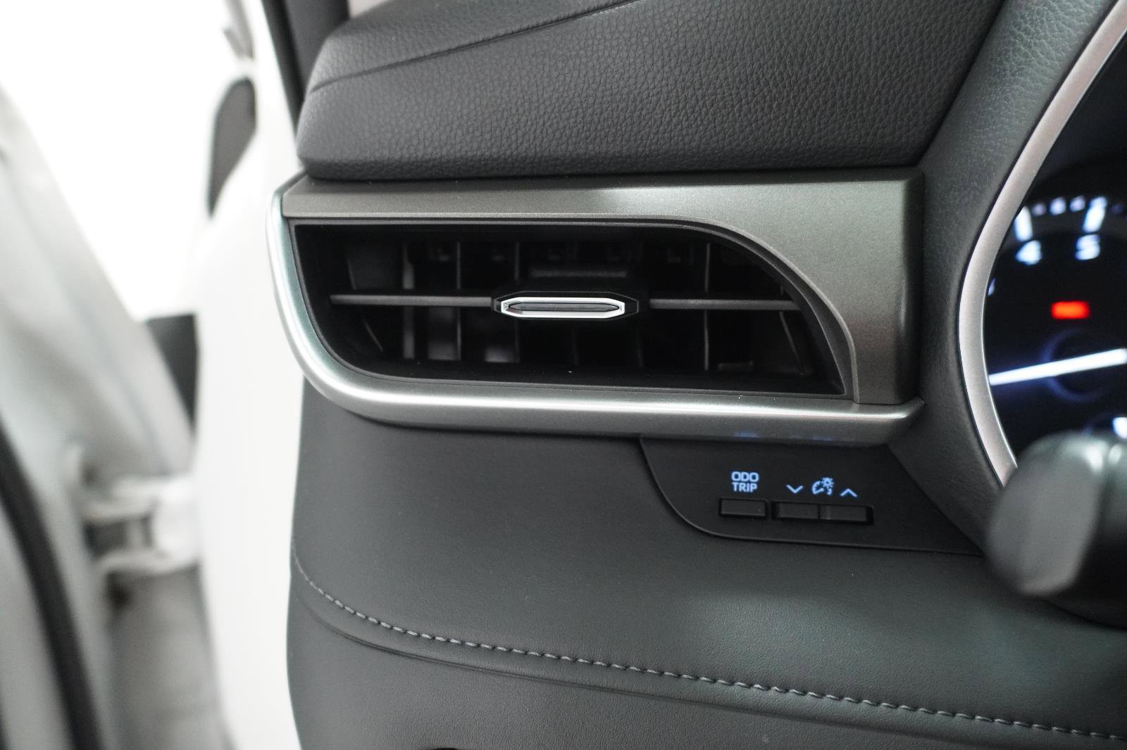 Used 2020 Toyota Highlander XLE FWD image 17