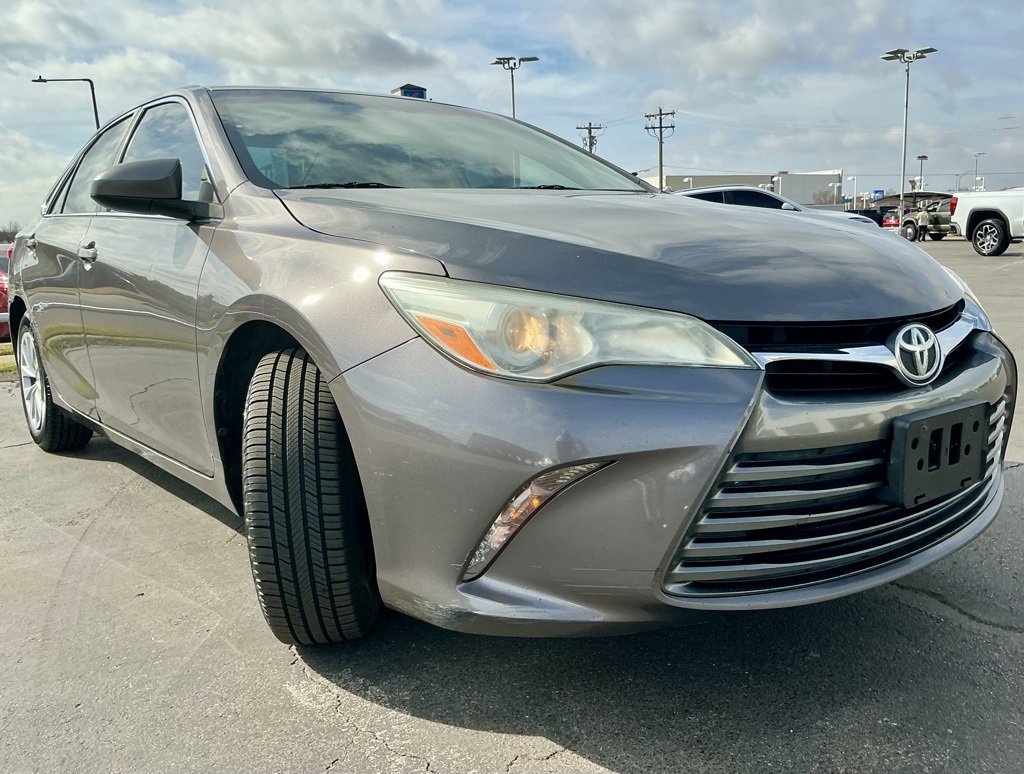 Used 2016 Toyota Camry LE image 2