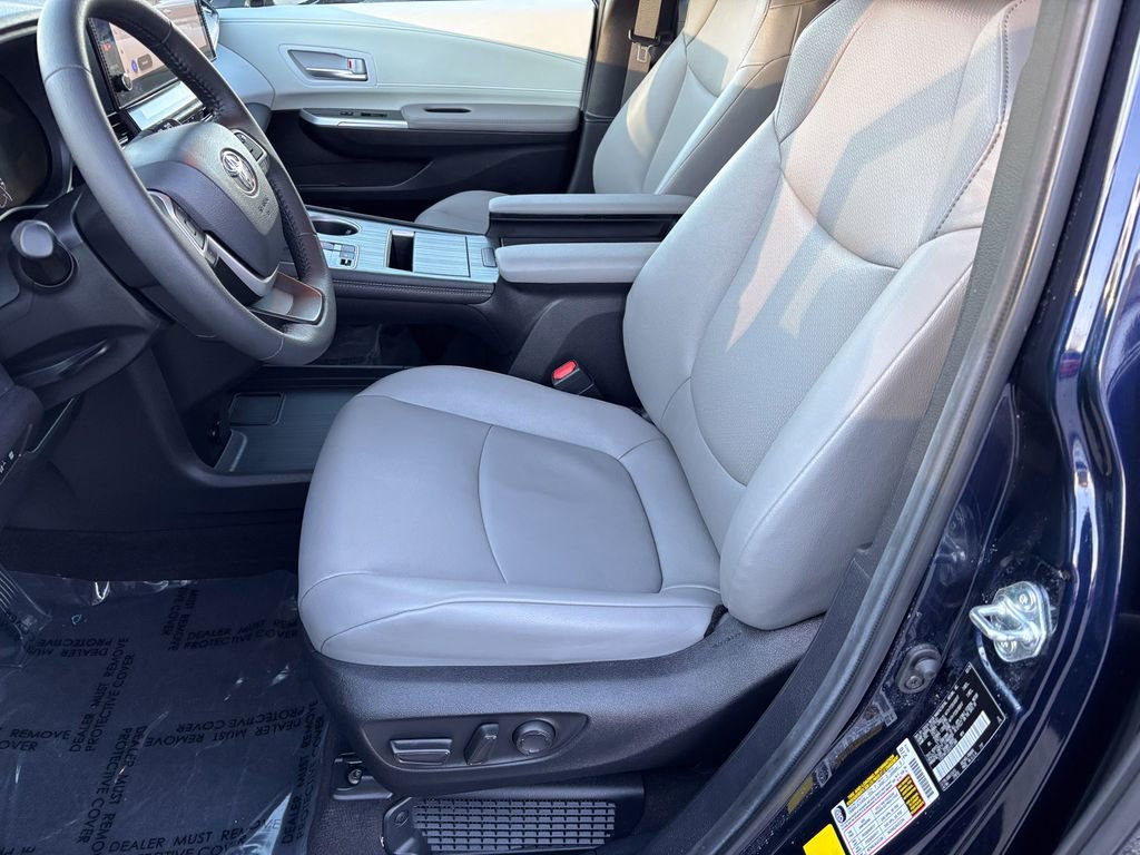 Used 2025 Toyota Sienna XLE image 18
