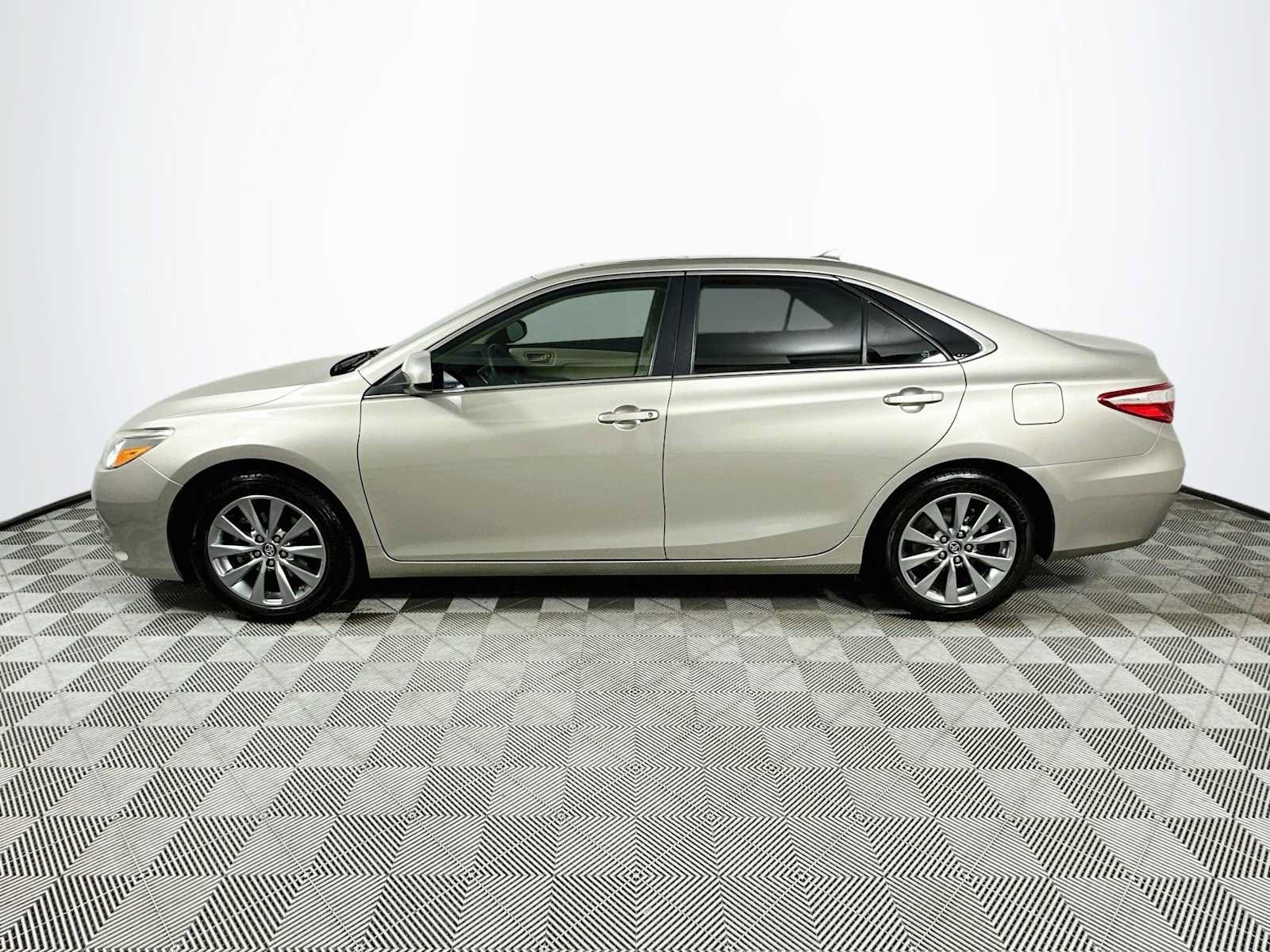 Used 2017 Toyota Camry XLE FWD image 4