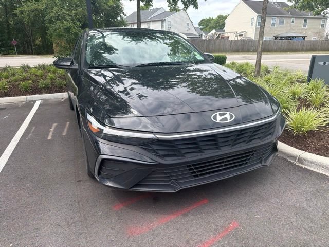 Used 2024 Hyundai Elantra SE FWD image 2