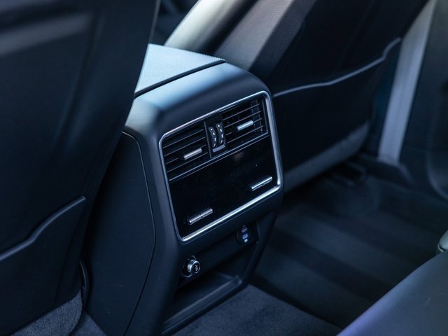 Certified 2023 Porsche Cayenne Platinum Edition w/ Premium Package Plus image 31