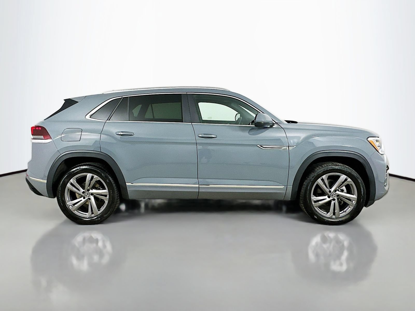 Used 2024 Volkswagen Atlas Cross Sport SEL R-Line AWD/4WD image 4
