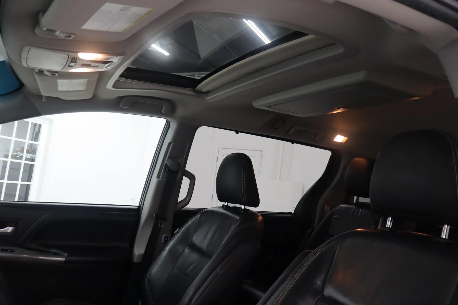 Used 2017 Toyota Sienna SE Premium FWD image 36