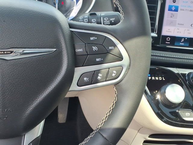 Used 2023 Chrysler Pacifica Touring-L FWD image 18