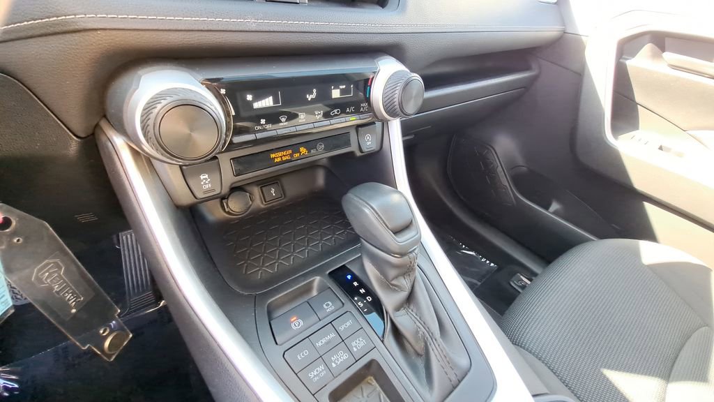 Used 2021 Toyota RAV4 LE image 18
