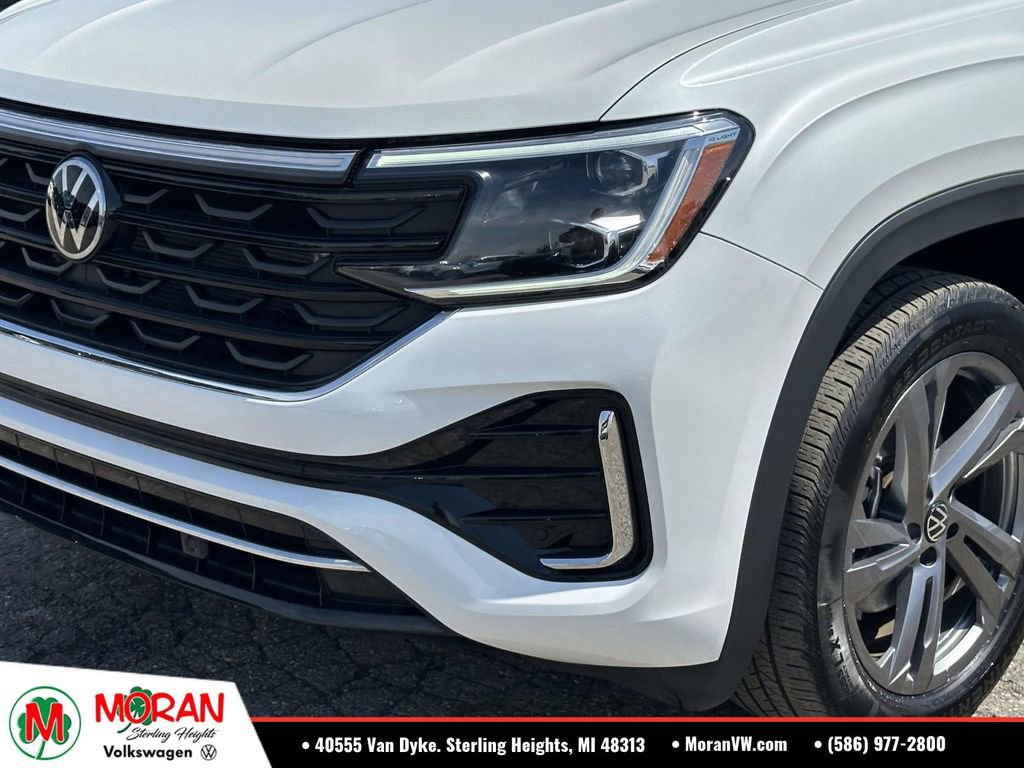 Certified 2024 Volkswagen Atlas Cross Sport SEL R-Line AWD/4WD image 8