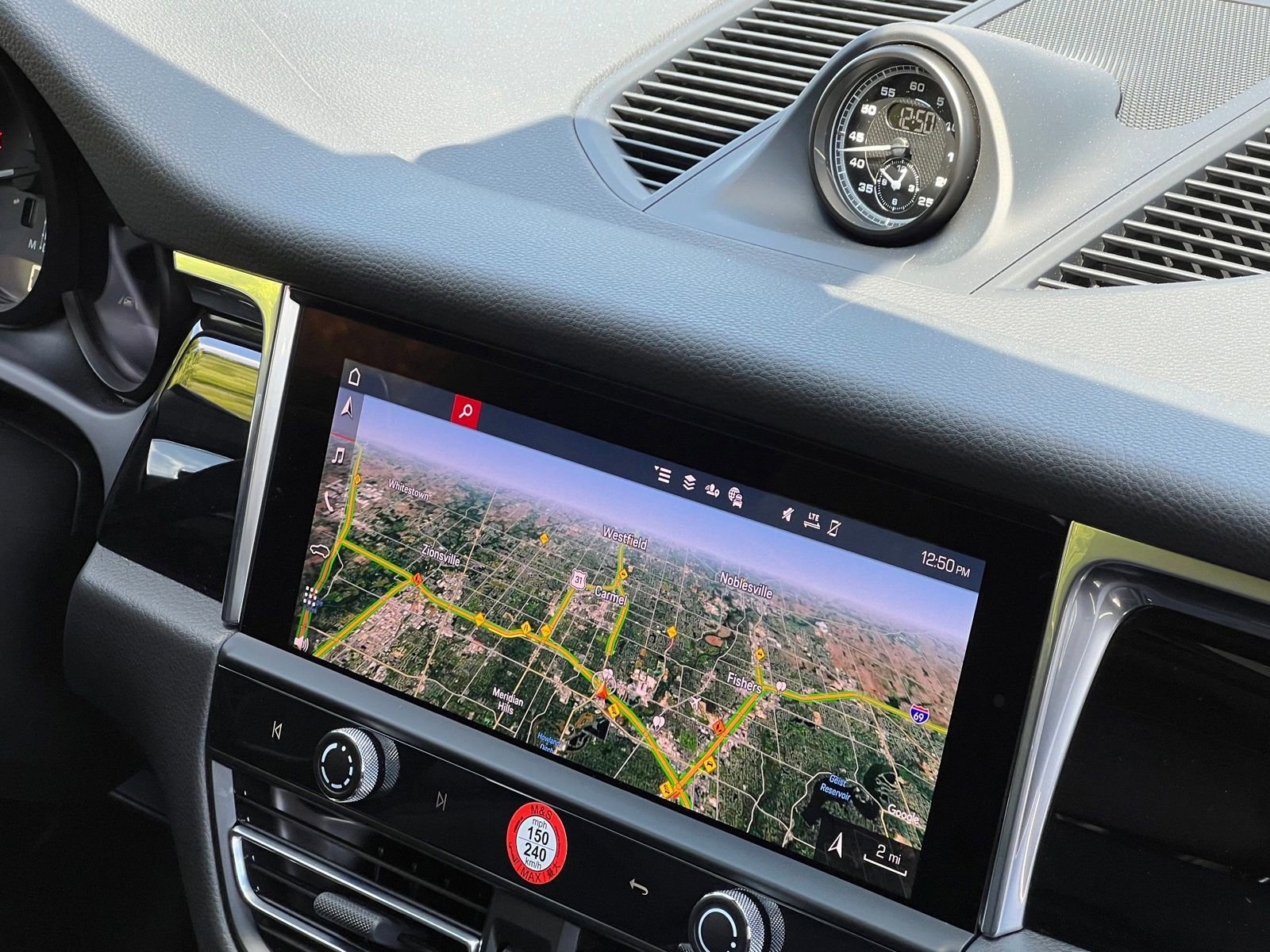 Certified 2025 Porsche Macan AWD/4WD image 39