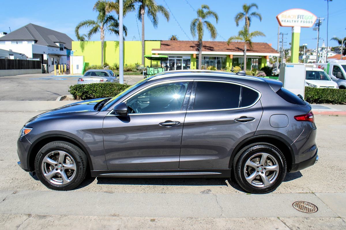Used 2018 Alfa Romeo Stelvio AWD image 2