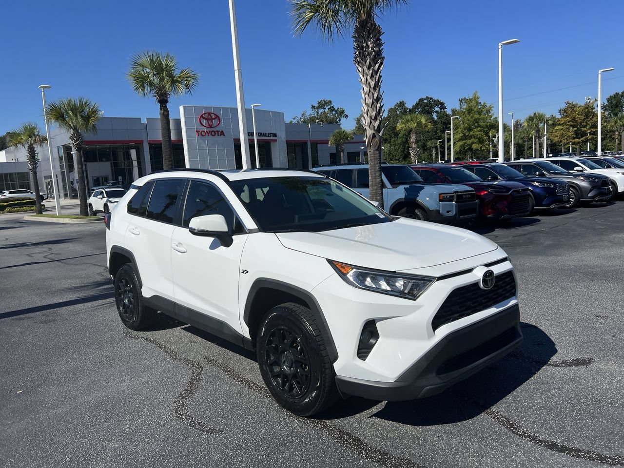Used 2021 Toyota RAV4 XLE w/ Convenience Package FWD image 2