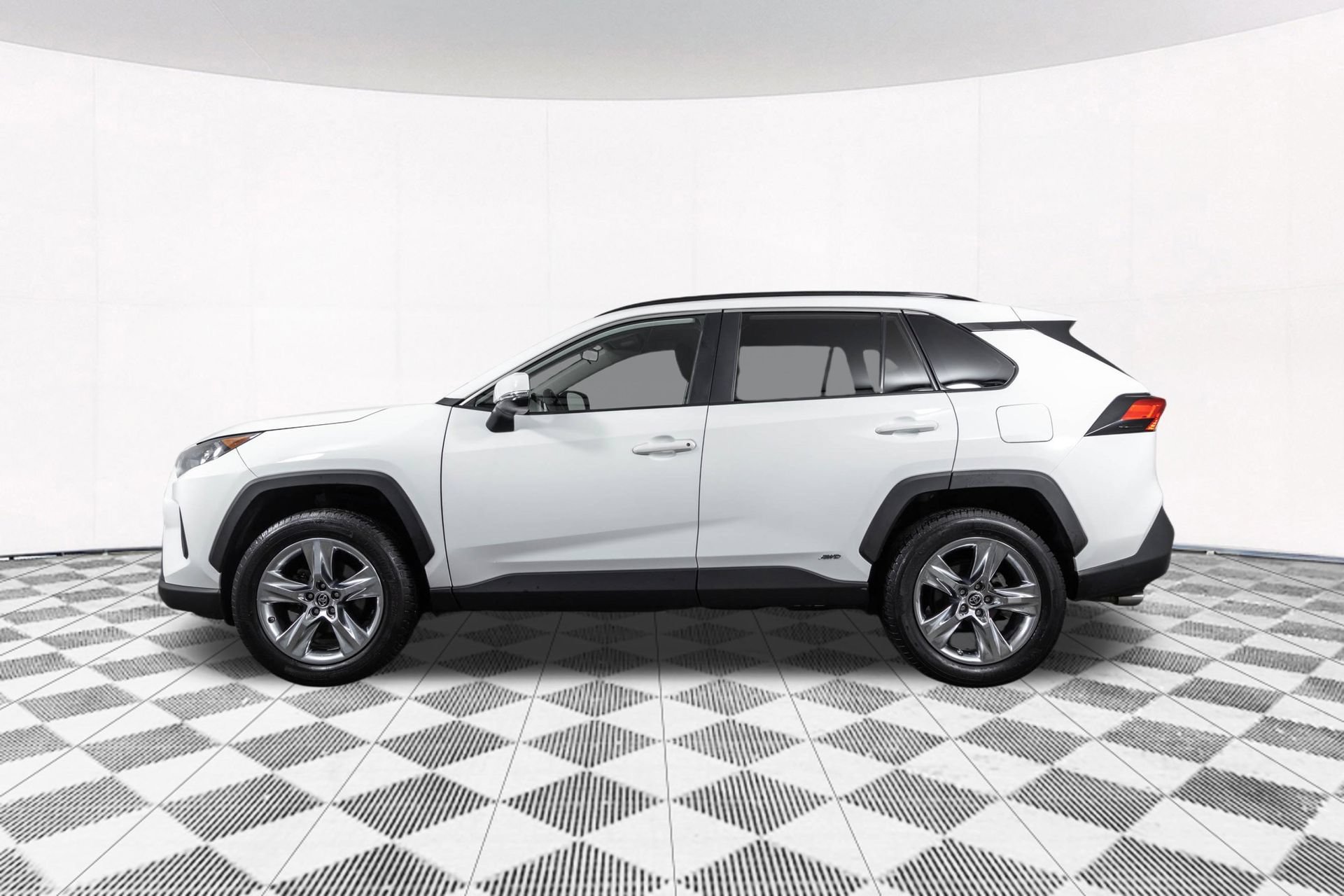 Used 2022 Toyota RAV4 LE AWD/4WD image 13