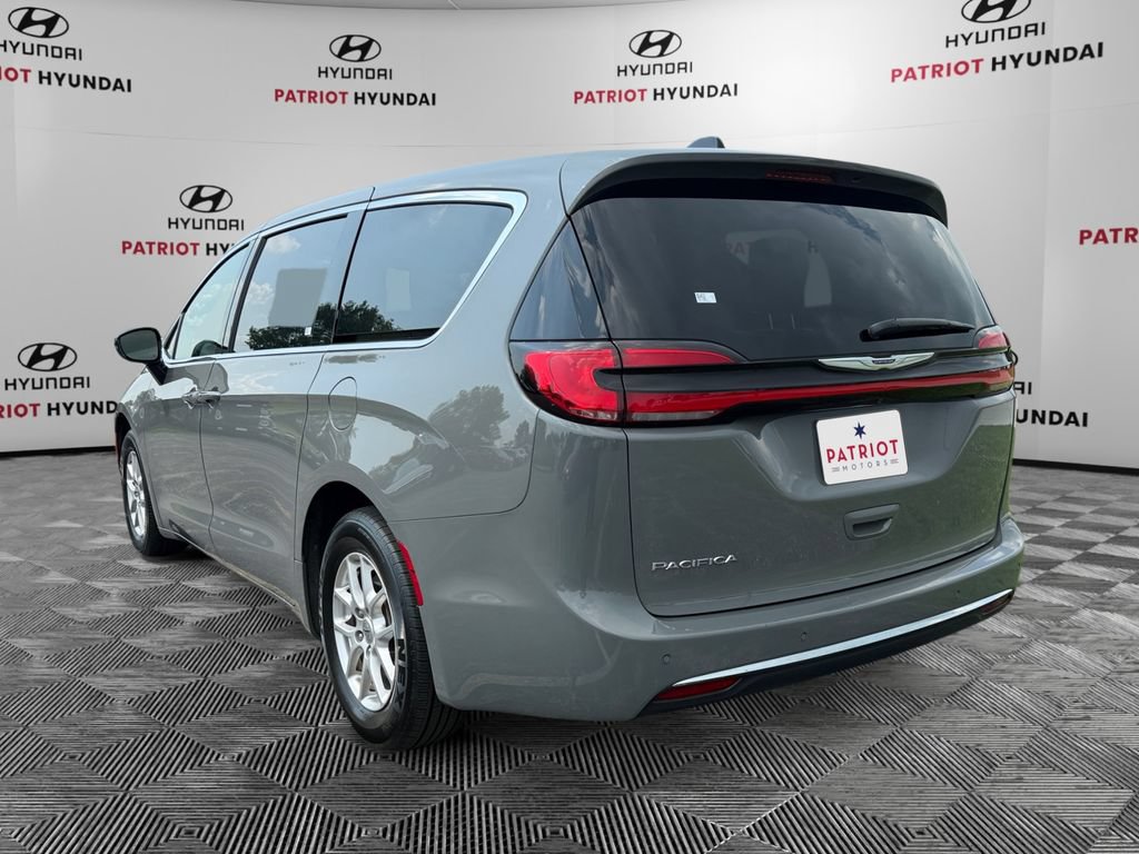 Used 2025 Chrysler Pacifica Select FWD image 5