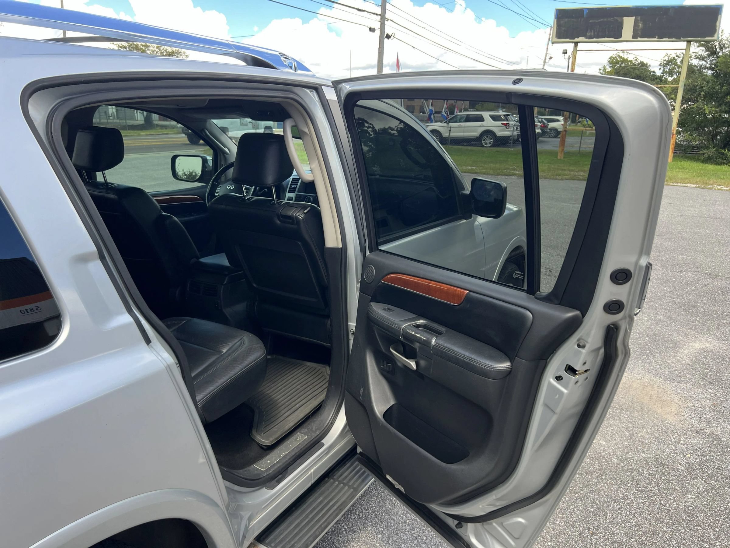 Used 2010 INFINITI QX56 4WD w/ Technology Pkg image 16