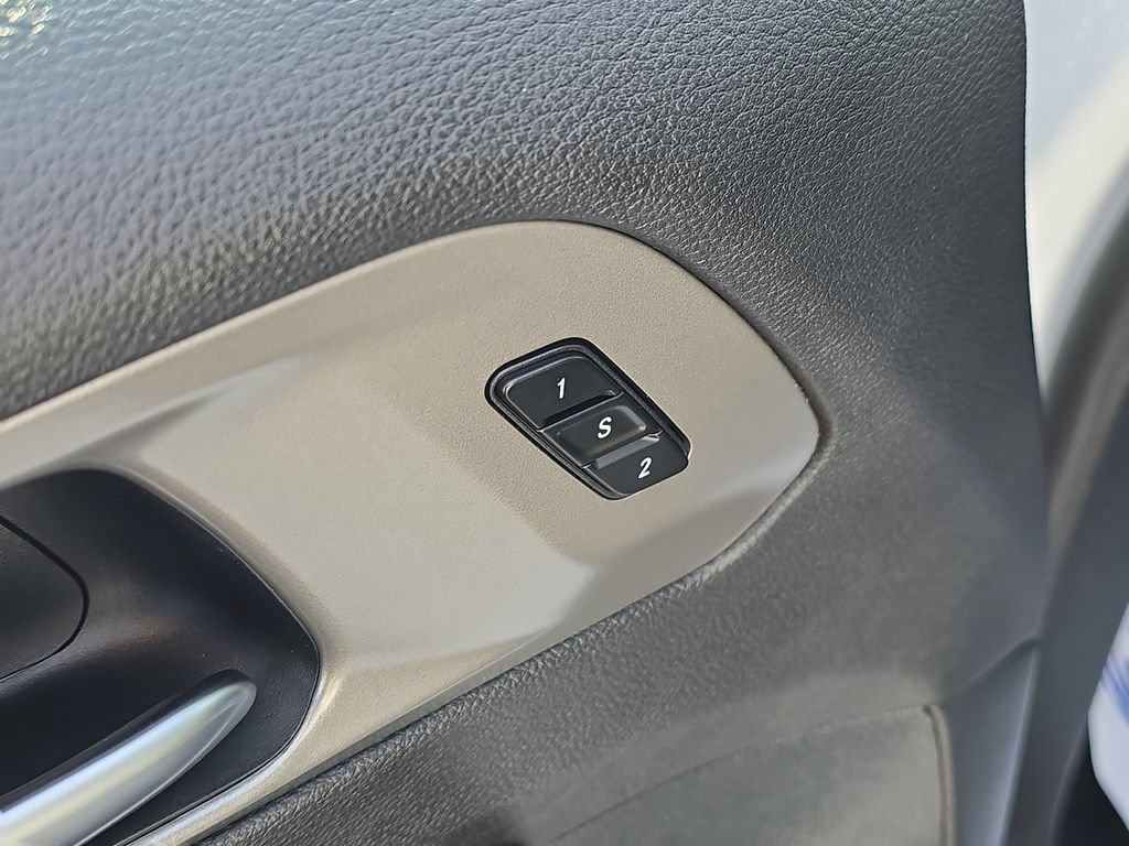 Used 2025 Chrysler Pacifica Select FWD image 12