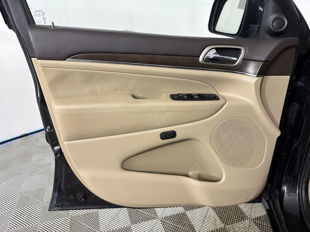 Used 2014 Jeep Grand Cherokee Overland w/ Advanced Technology Group image 12