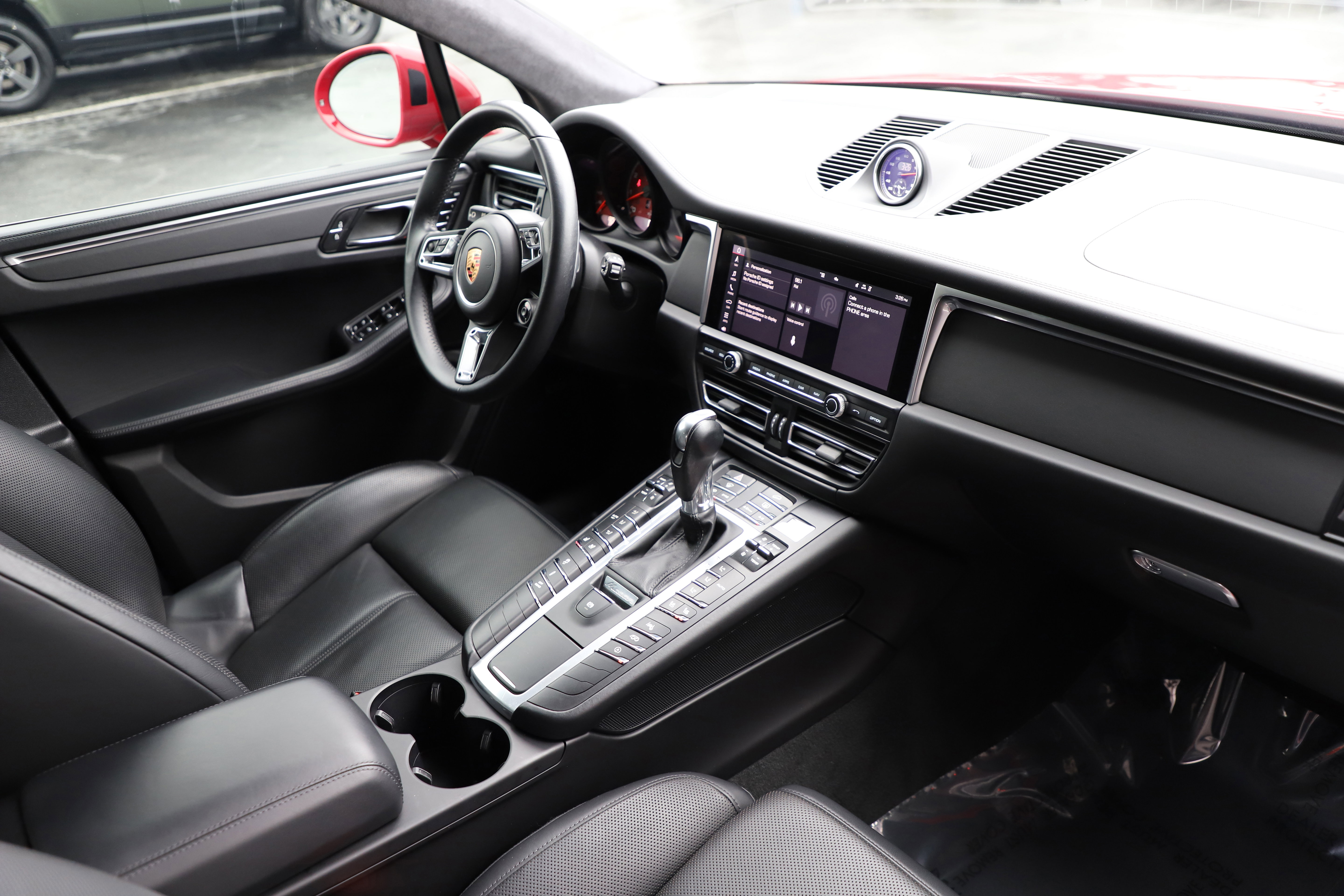 Used 2020 Porsche Macan Turbo image 13