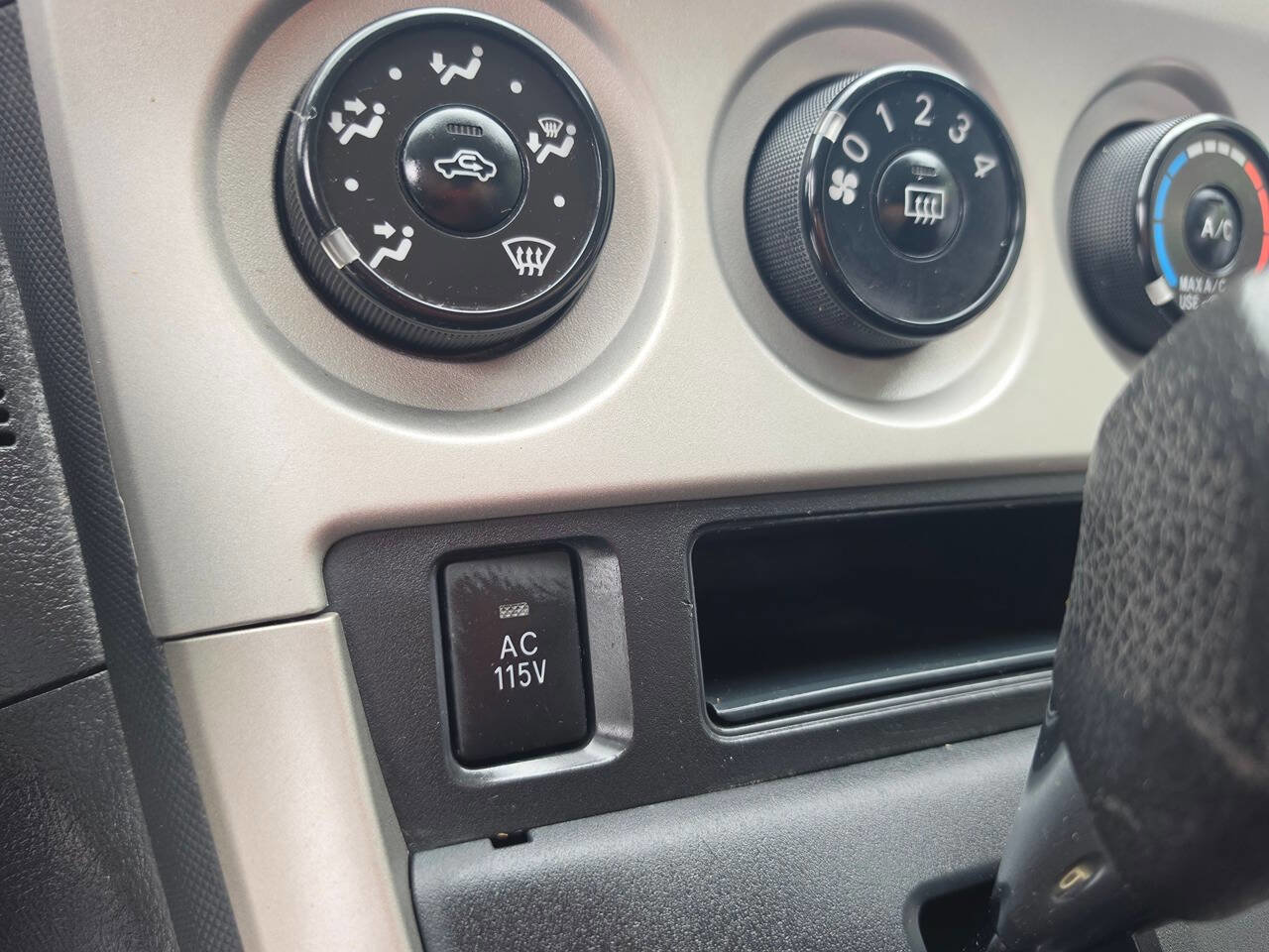 Used 2009 Pontiac Vibe w/ Preferred Package FWD image 39