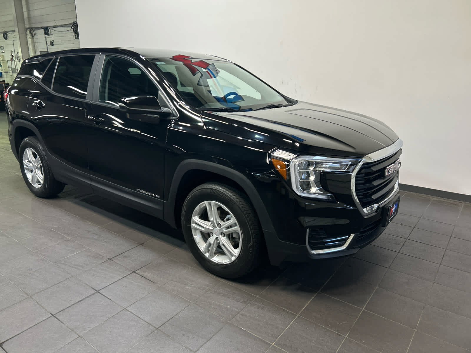 Used 2024 GMC Terrain SLE AWD/4WD image 2
