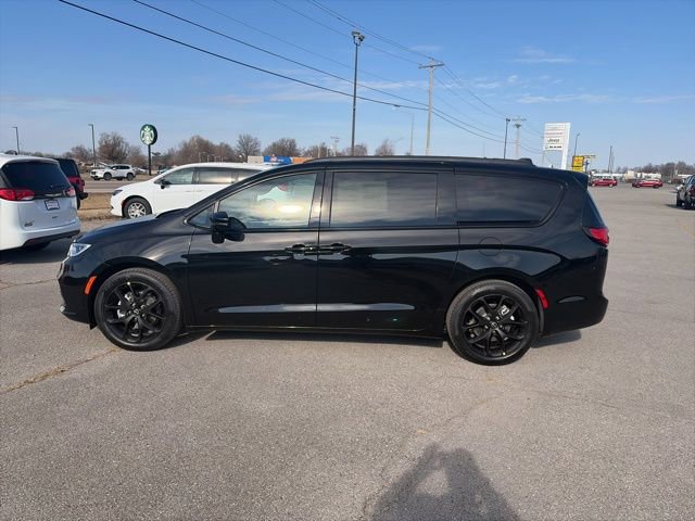 New 2026 Chrysler Pacifica Limited w/ S Appearance Package image 3