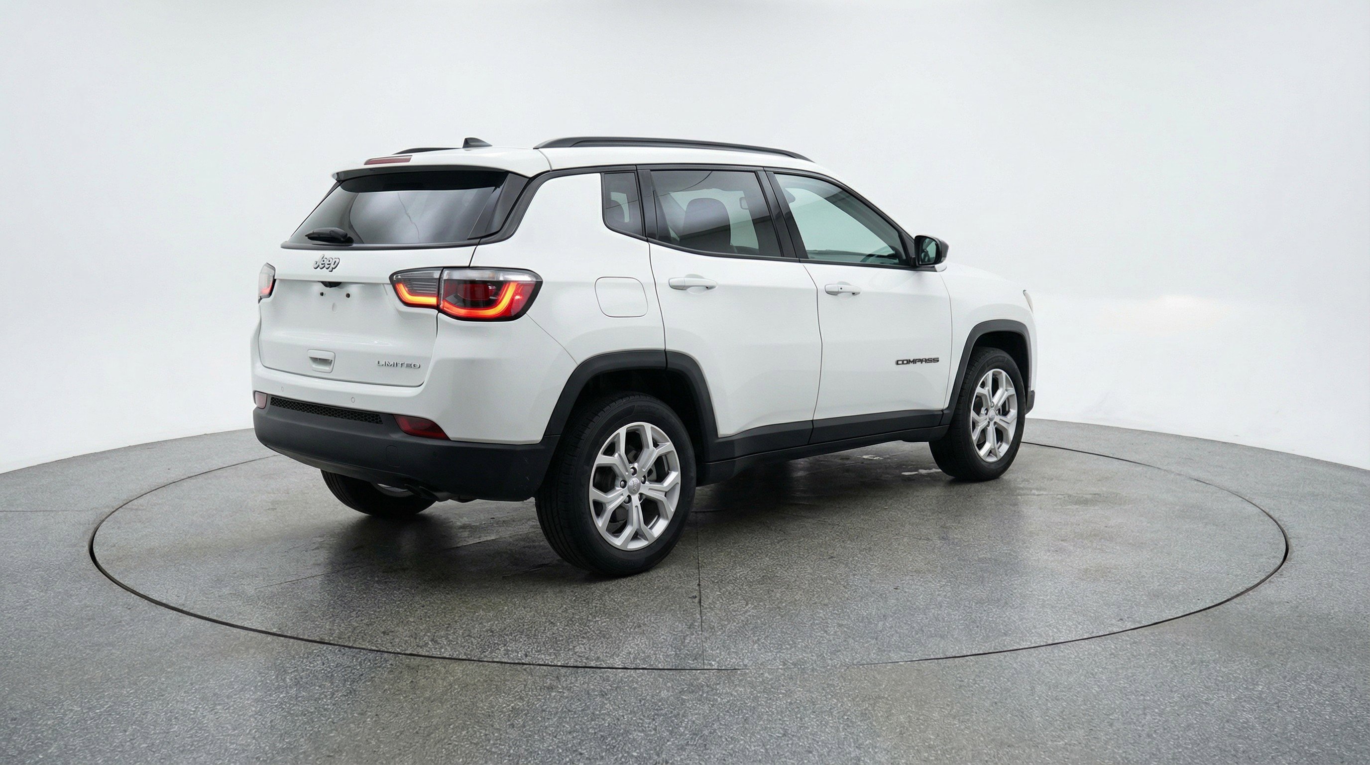 Used 2025 Jeep Compass Latitude image 9