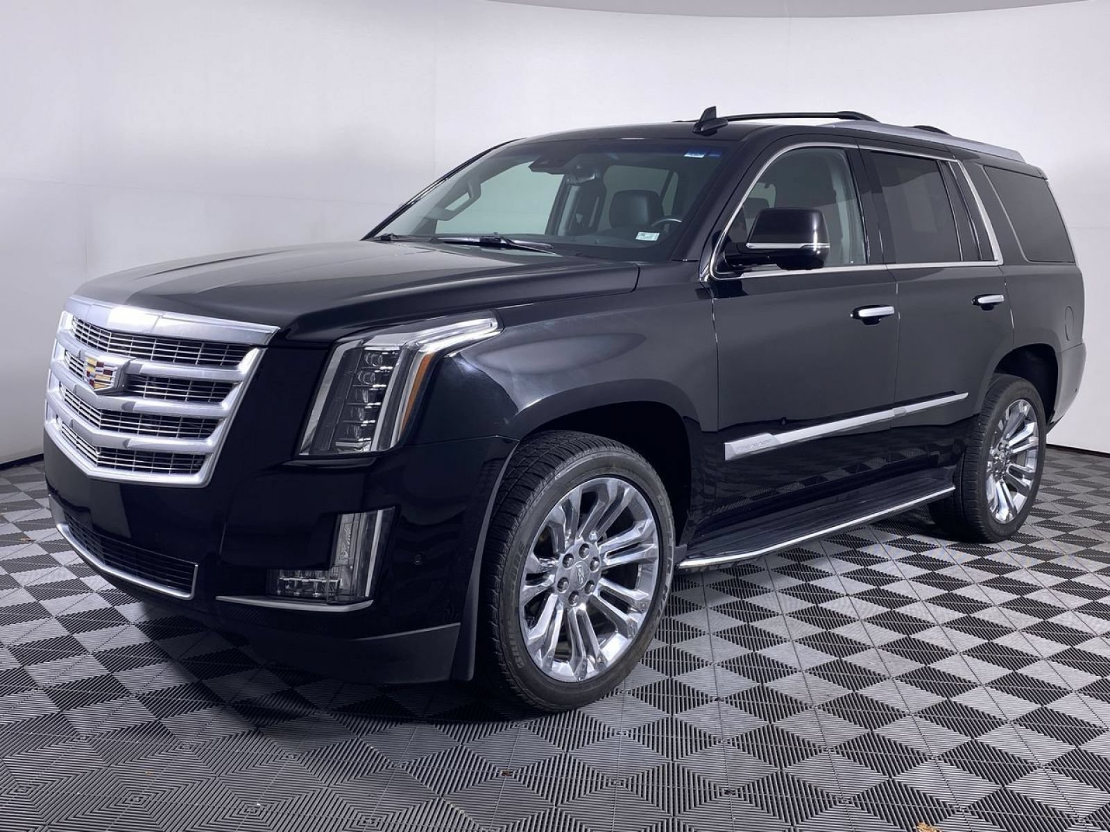 Certified 2018 Cadillac Escalade Luxury w/ LPO, Radiant Package AWD/4WD image 19