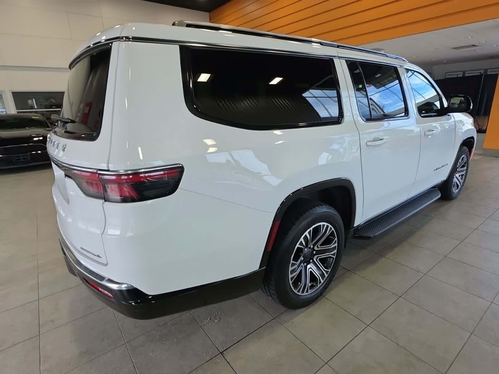 Used 2023 Jeep Wagoneer L Series II AWD/4WD image 6