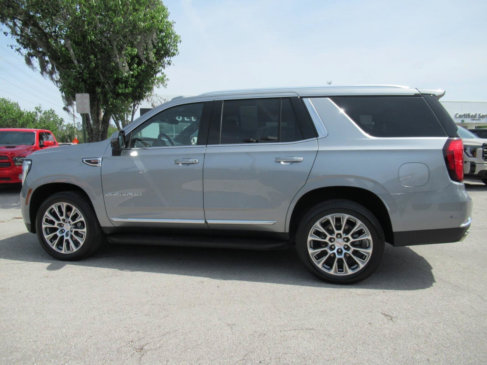 Used 2025 GMC Yukon Denali AWD/4WD image 4