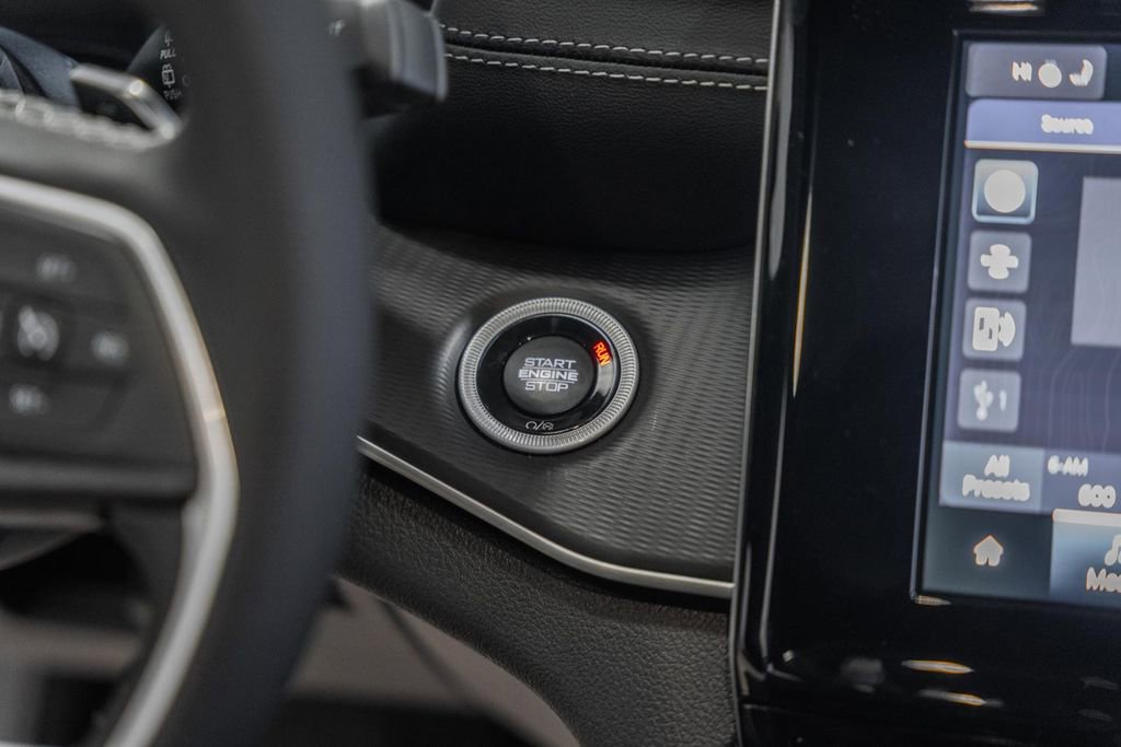 New 2025 Jeep Grand Cherokee Altitude image 23